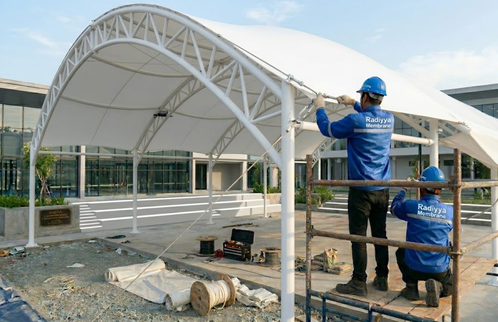 Tim Radiyya Membrane sedang memasang kanopi membran Ciledug Tangerang