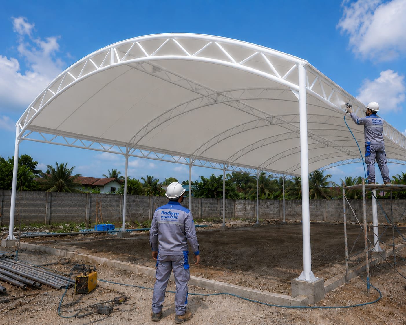Jasa kanopi membran Jakarta oleh tim profesional Radiyya Membrane sedang pemasangan di lokasi