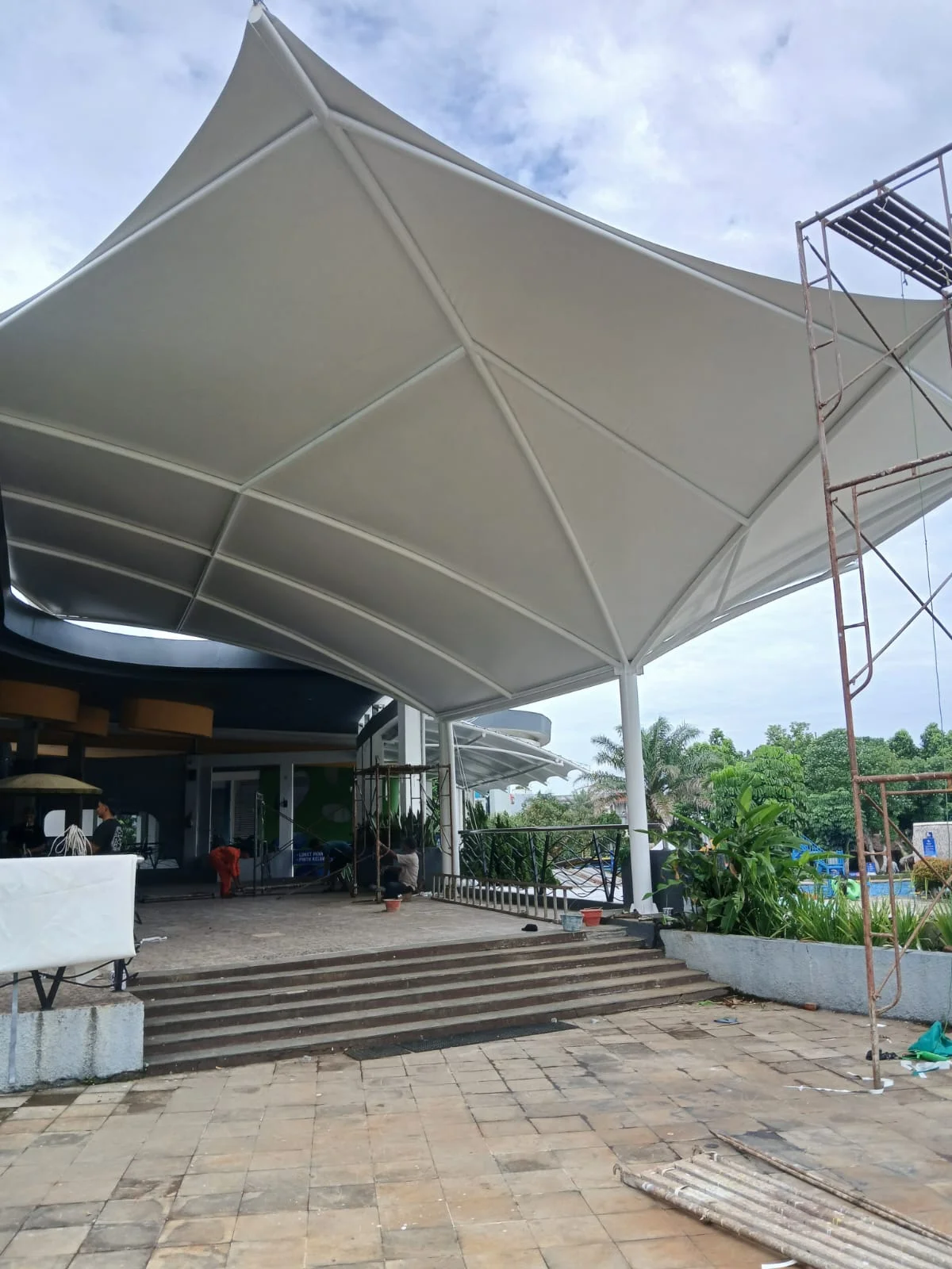 Contoh desain kanopi membran modern untuk kebutuhan area hunian dan komersial